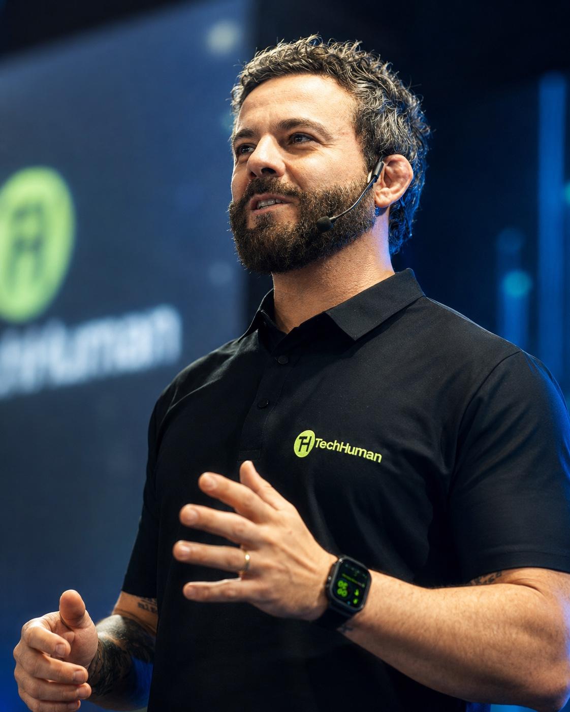Fernando Parreiras apresentando uma palestra da Tech Human