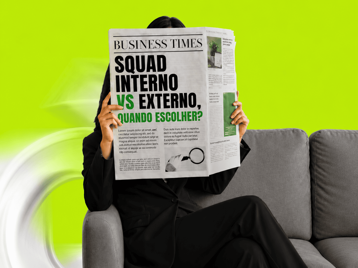 Executiva Tech Human lendo uma manchete sobre a decisão entre squad interno e externo